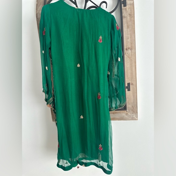 Fancy Pakistani 3 piece suitq - Picture 2 of 3